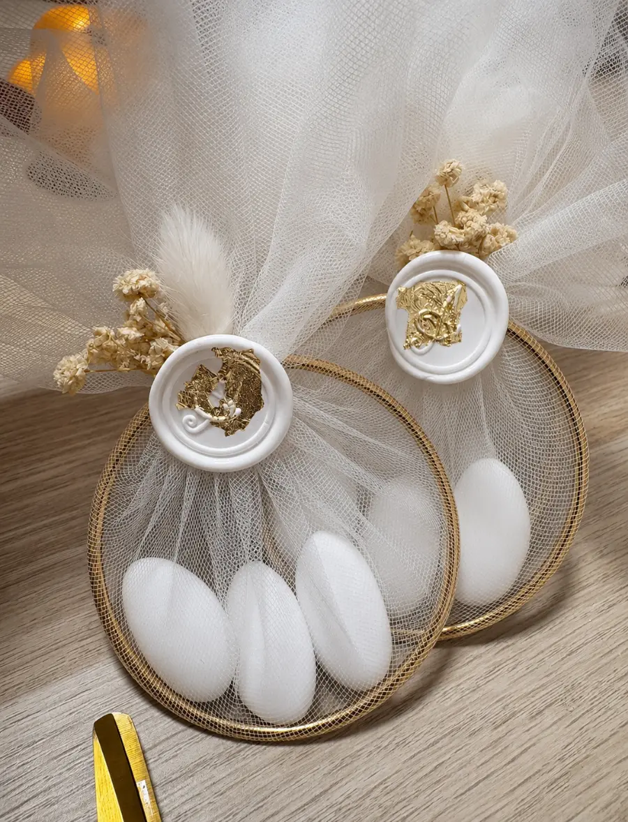 Tüllsäckchen mit Dragees, goldenem Ring und Wachssiegel